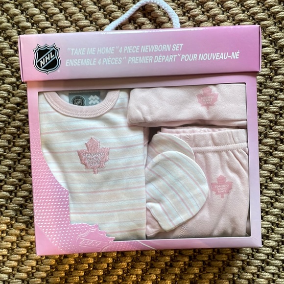 ⭐️SET OF 4⭐️ NHL Newborn Girl’s Toronto Maple Leafs Set. 0-3M - Picture 4 of 5